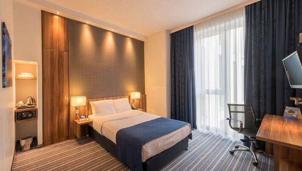 Holiday Inn Express Frankfurt City Hauptbahnhof Frankfurt am Main Bagian luar foto